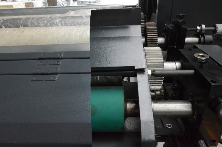 O OEM presta serviços de manutenção à máquina de impressão Flexographic para a impressão não tecida da tela
