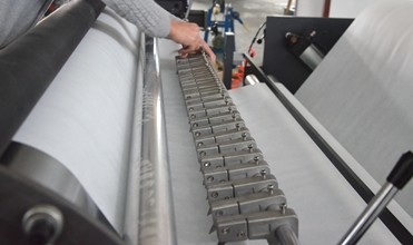 Chapeie a máquina de corte não tecida/filme de estiramento automático que corta a máquina do rebobinamento